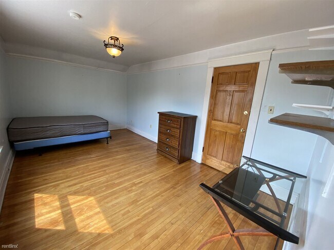 Foto del edificio - 6 br, 2 bath House - 504 Walnut St