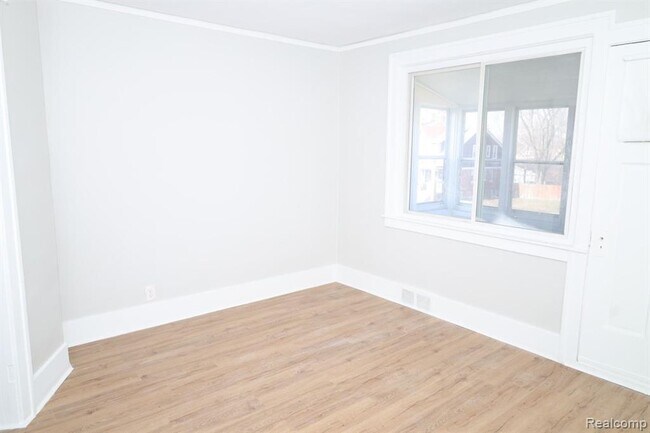 Building Photo - 14570 Lappin St