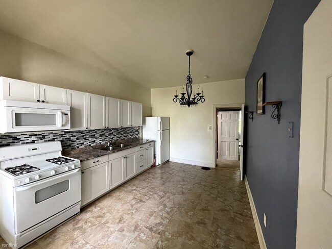 Building Photo - 2 br, 1 bath Triplex - 110 McKinley Avenue 1
