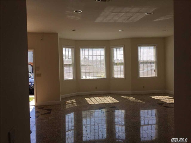 Foto del edificio - 7809 Shore Rd