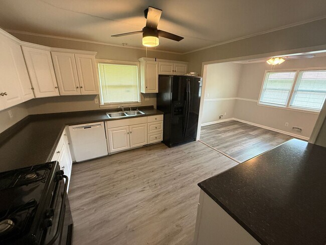 Foto del edificio - 3 BR/2.5BA | Newly Renovated Single Family Home | Large Deck | Fenced backyard!