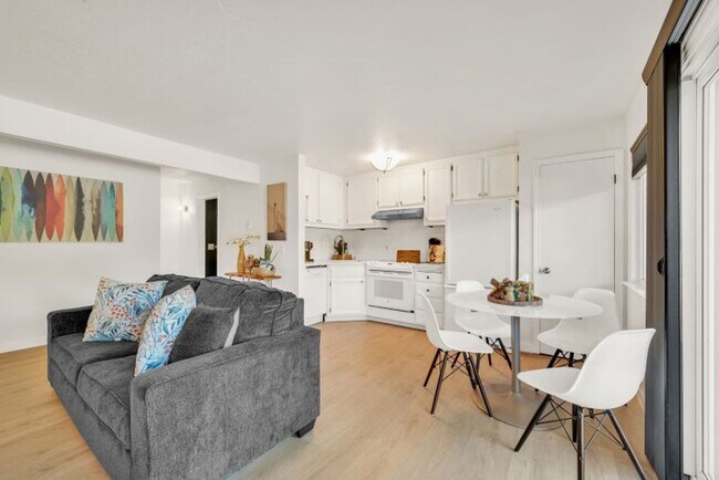 Foto del edificio - Darling Fully Furnished Condo Bathed in Natural Light