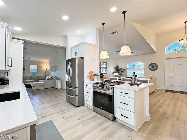 Building Photo - 1325 NE 5th Pl