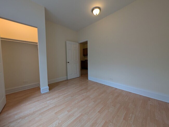 Foto del edificio - 4851 N Damen Ave