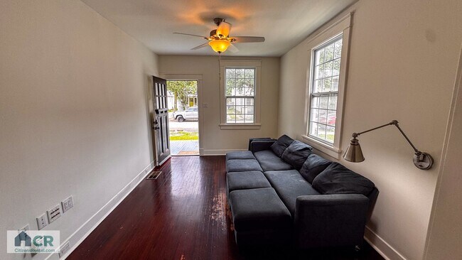 Foto del edificio - 6bd/3ba with Central AC Walking Distance to Campus. Text 727-459-4141 for more info!