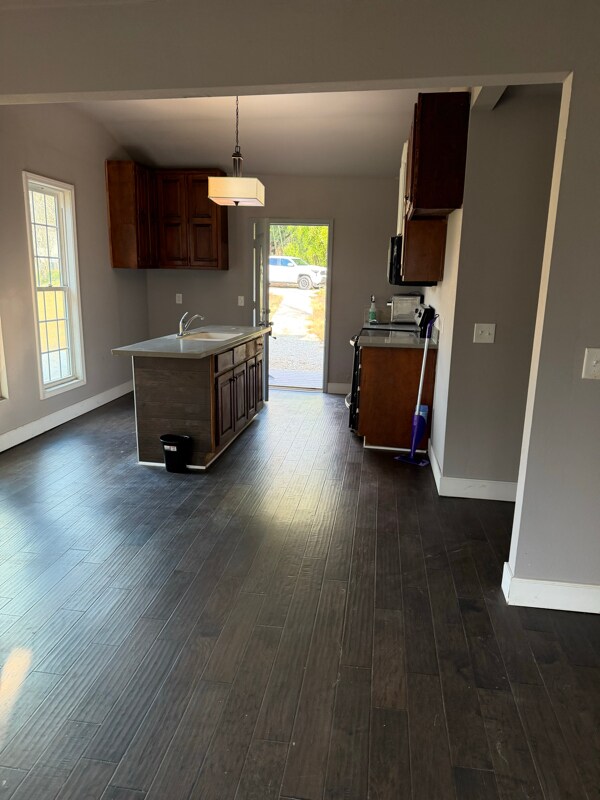 Foto del edificio - 821 Everett Springs Rd