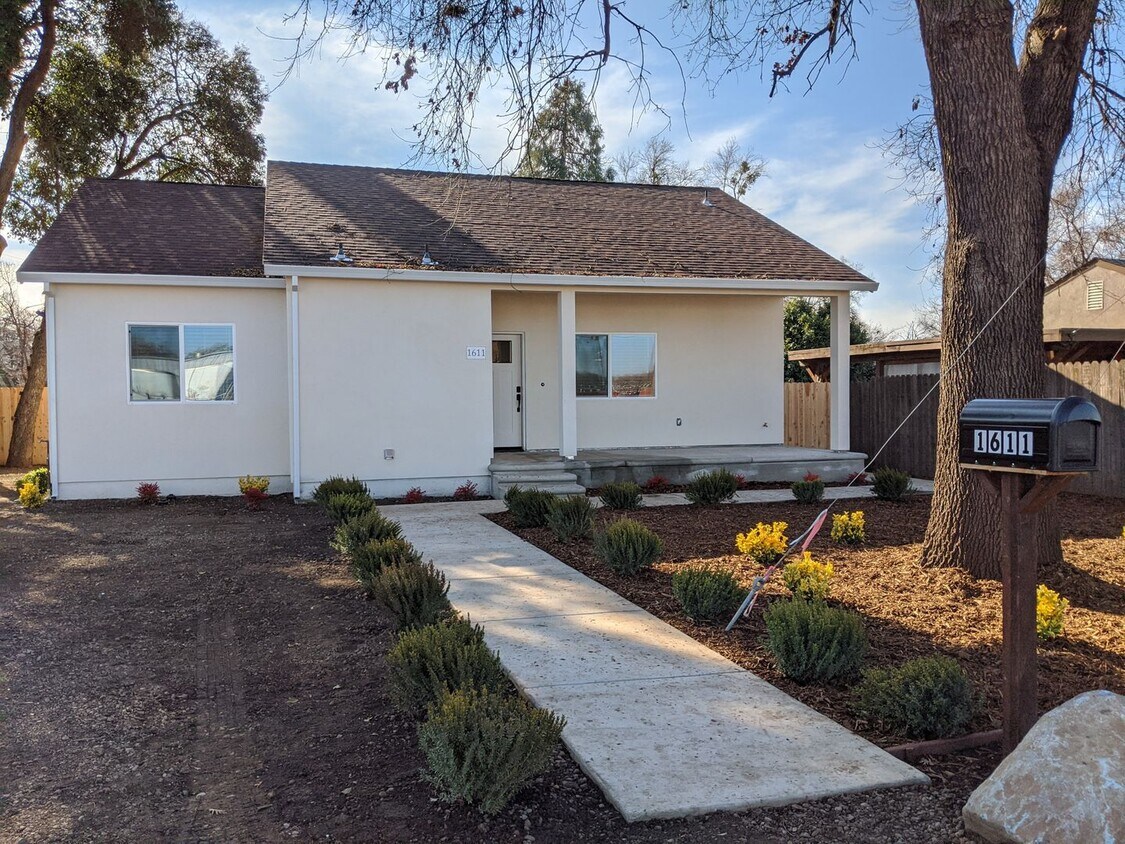 Primary Photo - SPACIOUS 3 BEDROOM 3.5 BATHROOM HOME With ...