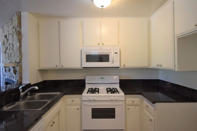 Building Photo - 12249 Oxnard St