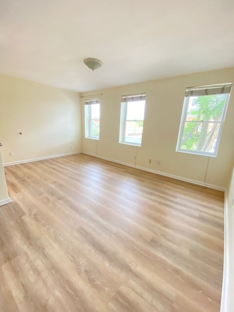 La sala de estar es grande y luminosa. - 308 Main St