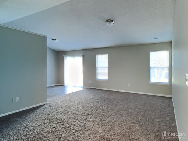 Foto del edificio - 2220 Lakecrest Dr