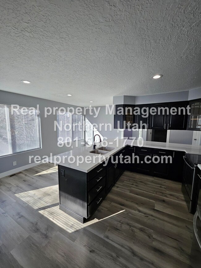 Building Photo - 3 Bedroom 2 Bath Unit Now Available