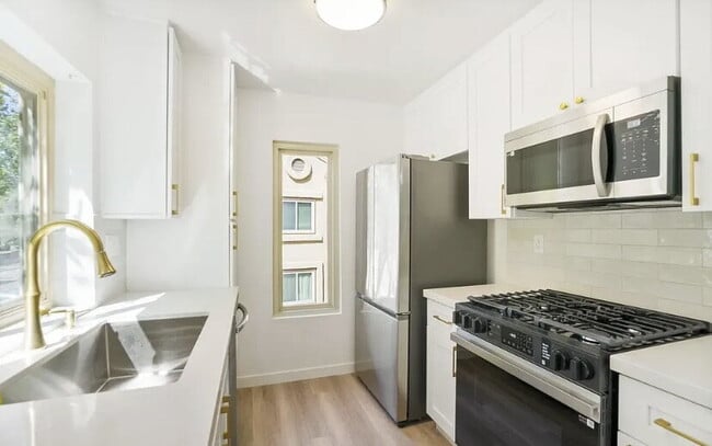 Building Photo - Modern Top-Floor Retreat in the Heart of Mira Mesa