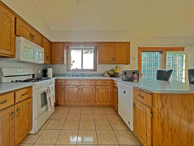 Building Photo - 4Bed*2Bath House*2000 SqFt Vaulted Ceiling...