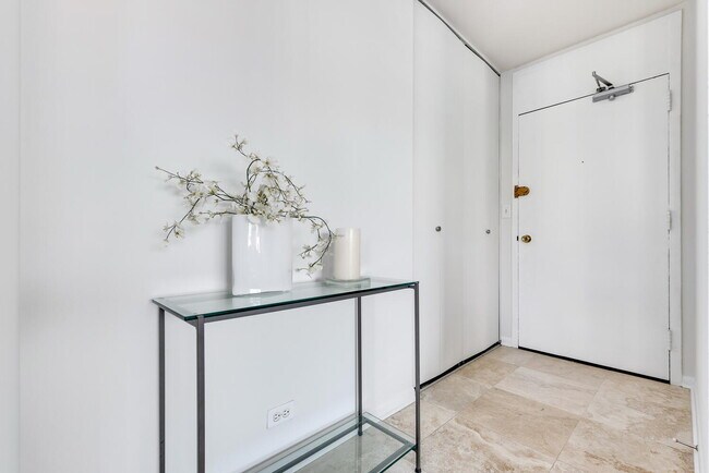 Foto del edificio - 70 W Burton Pl