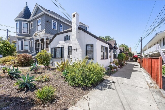 Building Photo - 2138 Clinton Ave #A - 1 bedroom | 1 bath