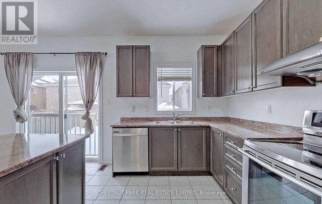 Building Photo - 808 O'Reilly Crescent