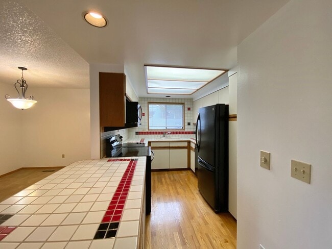 Foto del edificio - 34 foot boat slip included in rent!  Spacious 3 bedroom Jantzen Beach condo