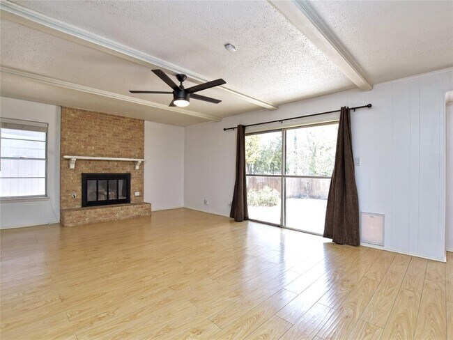 Foto del edificio - 2103 Falcon Hill Dr