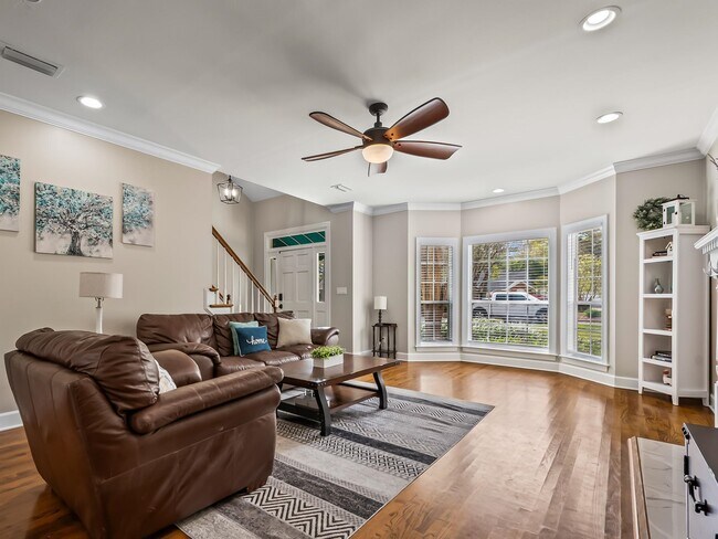 Building Photo - 916 Hillcrest Ct