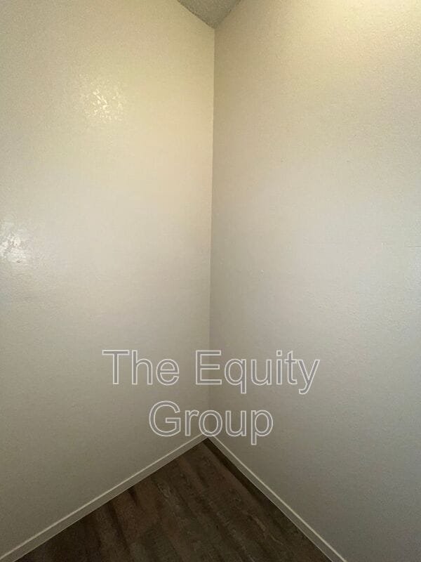 Building Photo - 1324 W Elowin Ave