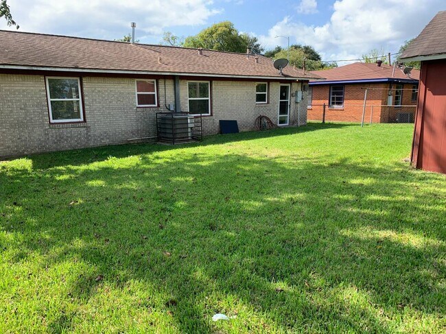 Building Photo - 3333 Sunbeam St