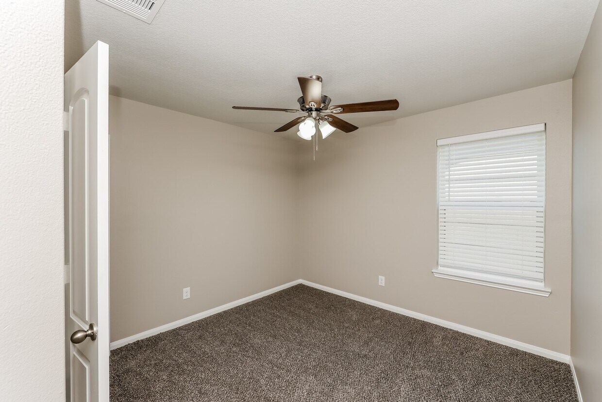 Foto del edificio - 5914 Golden Cove Rd