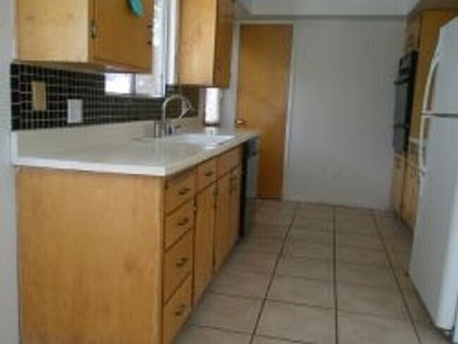 Foto del edificio - 3 bedrooms, 1 and 3/4 baths, backyard, garage