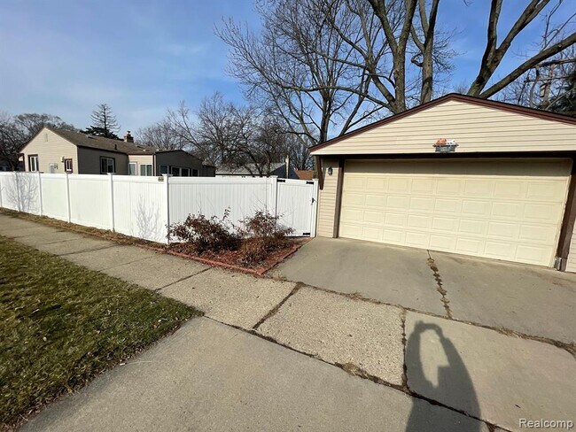Building Photo - 4402 Woodland Ave