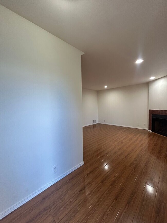 Foto del edificio - Cozy 3 bedroom Condo in the most demanded neighborhood at City of Alhambra