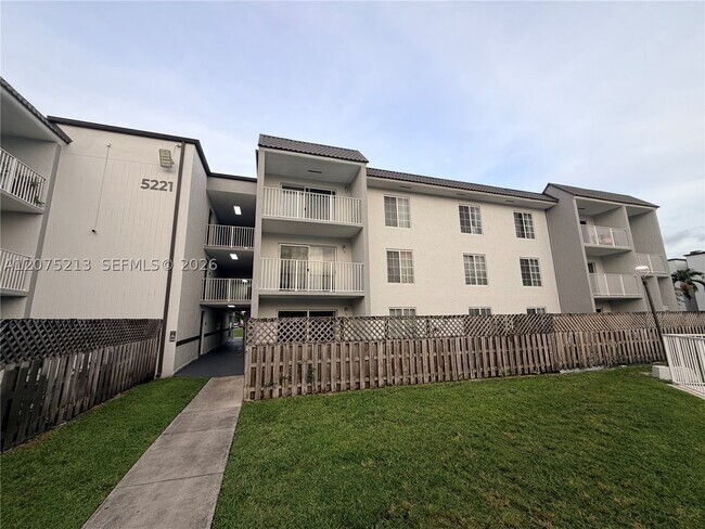 Foto del edificio - 5221 Geneva Ct