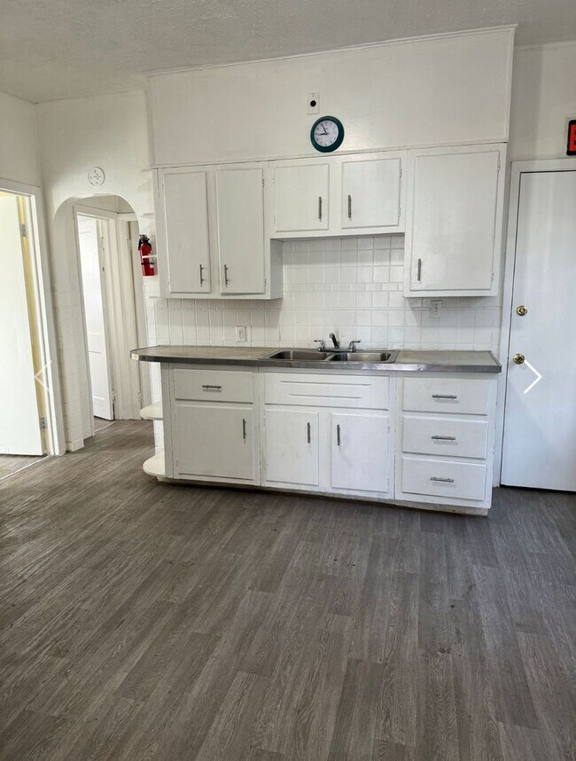 Building Photo - 6406 Varian Ave