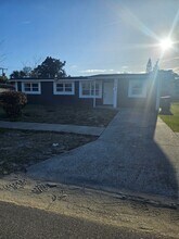 Building Photo - 838 Lewis Dr