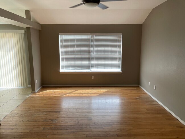 Sala de estar - 1424 Jordan Cir