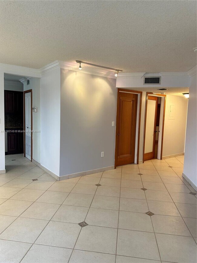 Foto del edificio - 15489 N Miami Lakeway