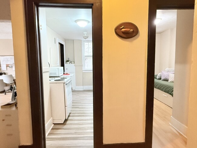 Building Photo - 524 Pitt St W