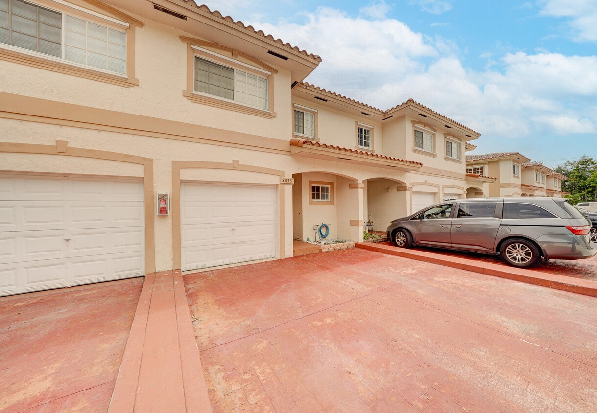Primary Photo - 3055 Riverside Dr