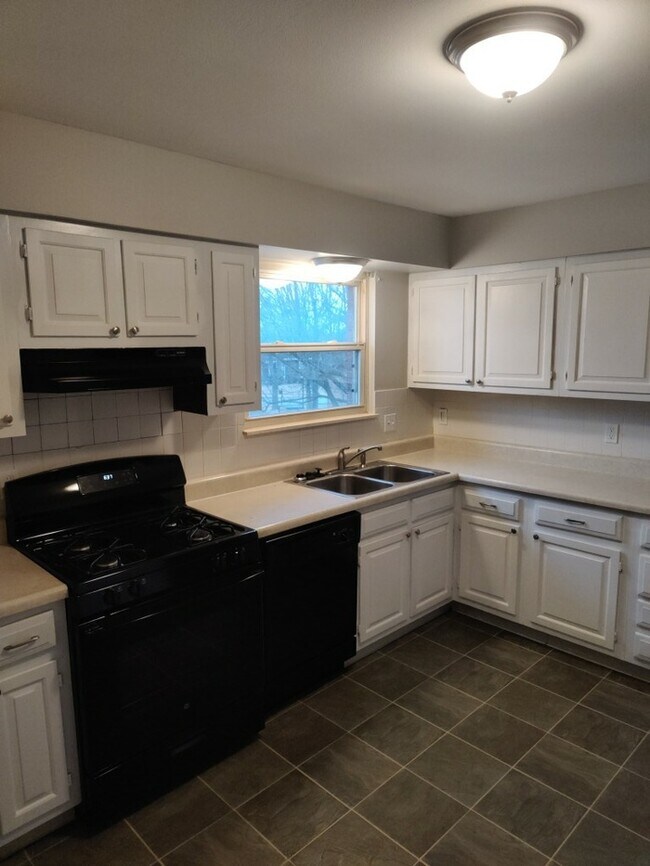Building Photo - 5378 Stonehurst Dr Saint Louis, MO 63129