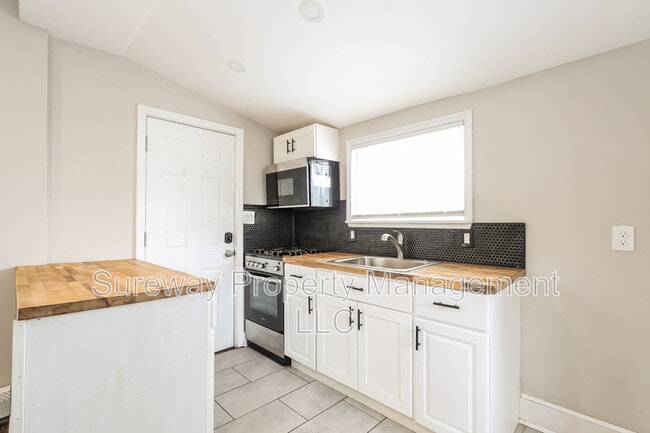 Building Photo - 300 D'Arcy Ave