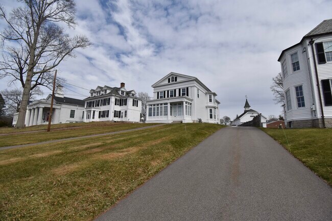 Building Photo - 4 Elm St