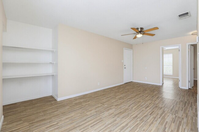 Foto del edificio - 10543 Starcrest Dr