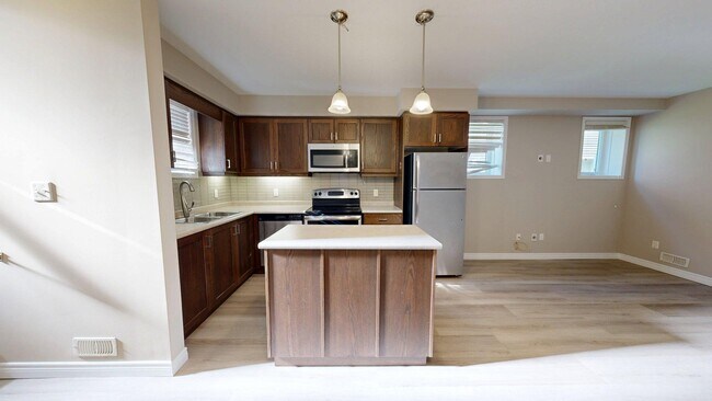 Photo du bâtiment - UNIT 8-3200 SINGLETON AVE-LOWER UNIT