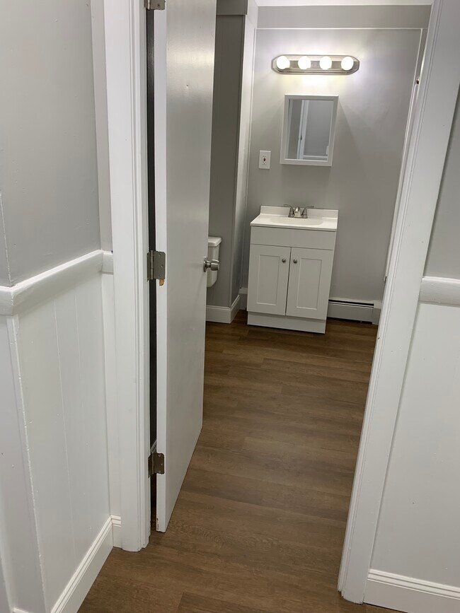 Baño completo (con closet de baño) - 46 Jeffers St