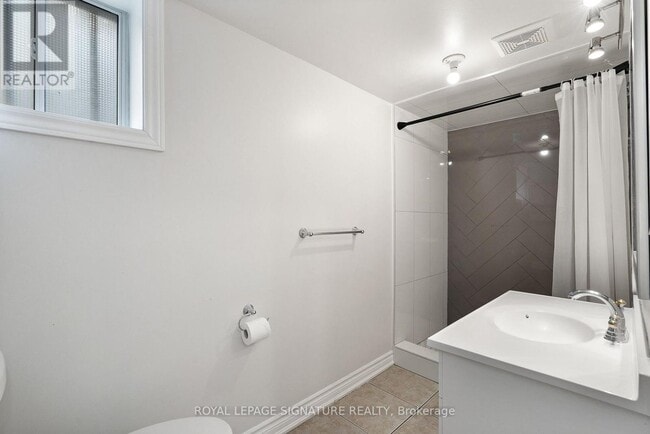 Building Photo - 865 Glencairn Ave