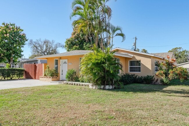 Building Photo - Renovated Home near the Beaches