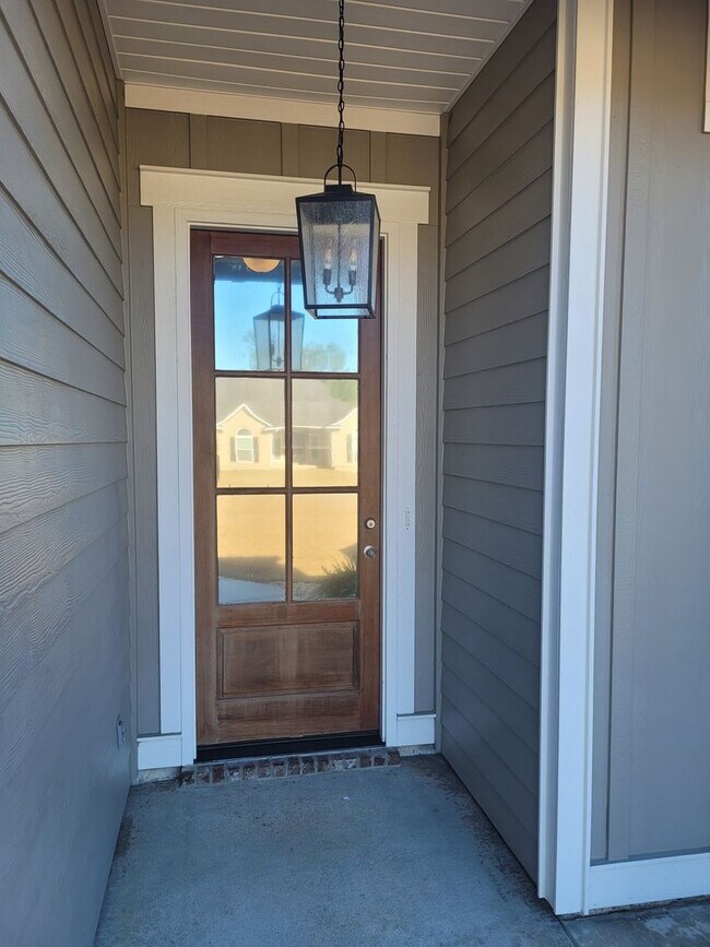 Foto del edificio - Spacious 4BR Home with Inground Pool, Open Split Floor Plan & Side-Entry Garage