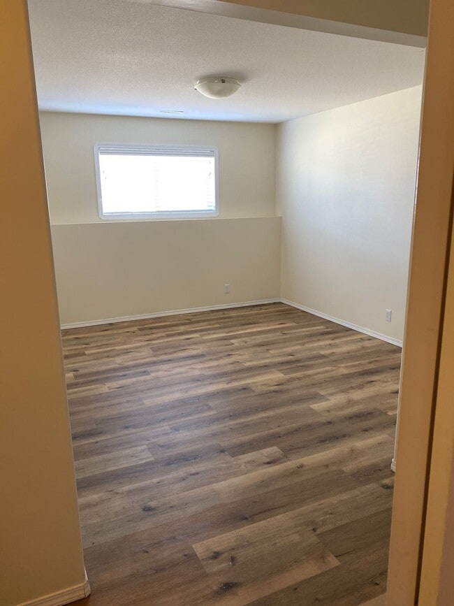 Building Photo - 3 Bed 1.5 Bath Unit in Red Deer, AB