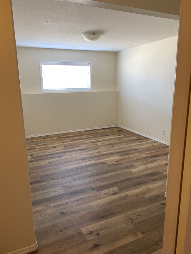 Photo du bâtiment - 3 Bed 1.5 Bath Unit in Red Deer, AB