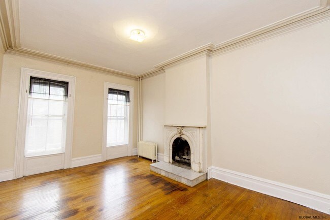 Building Photo - 133 Knox St