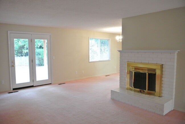 Building Photo - Spacious 4 bedroom 2 bath Home in North Al...