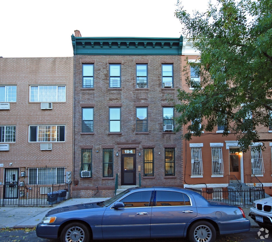 Primary Photo - 194 Eldert St